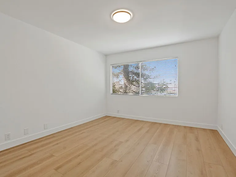 12258 Montana Ave - across from Brentwood golf course! — Photo 12