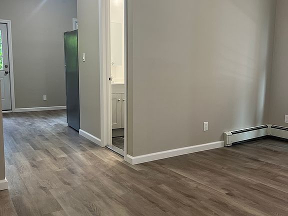 3rd image of 115 Stanley Ave #1R