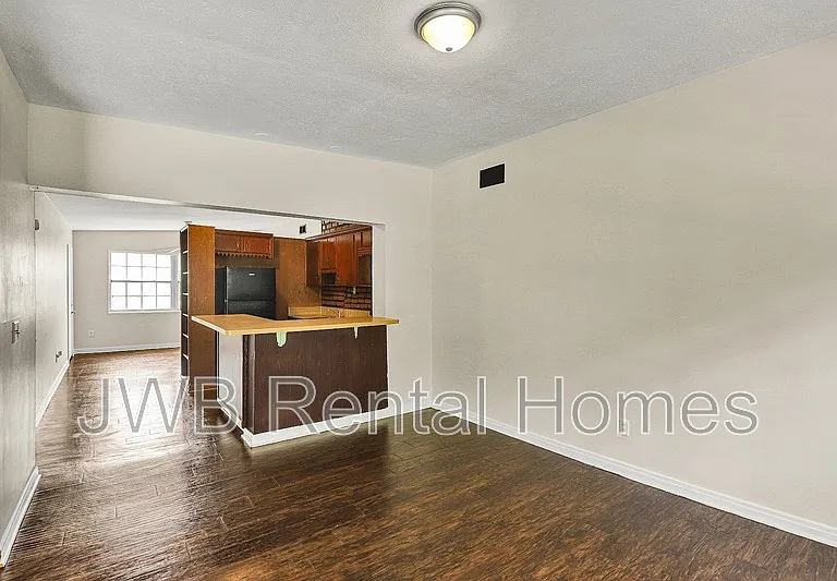 10524 Briarcliff Rd S — Photo 3
