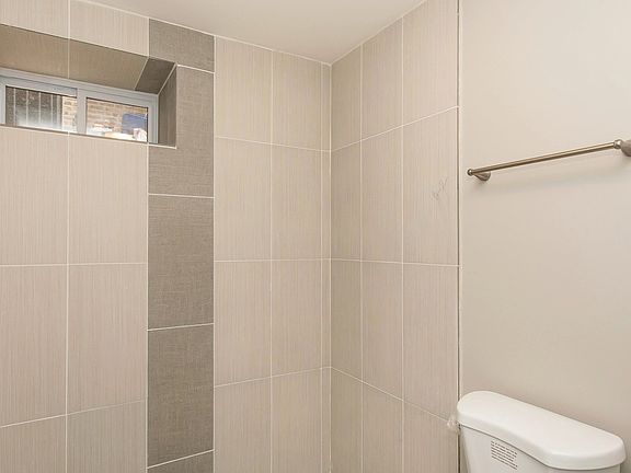 4th image of 1945 N Winchester Ave APT 1F