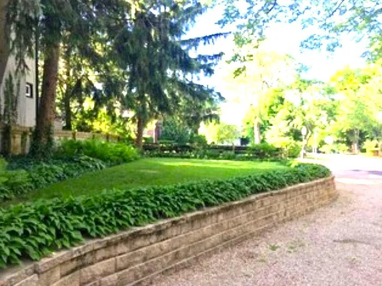 573 Ryan Pl — Photo 2