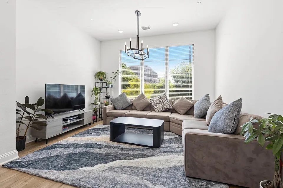 3 bed, 2.5 bath, 1940 sqft, $2,850 — Photo 2