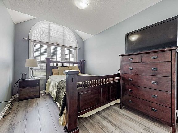 3rd image of 182 Parkinson Cres