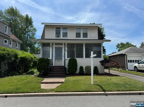 28 Van Houten St, Bergenfield, NJ 07621