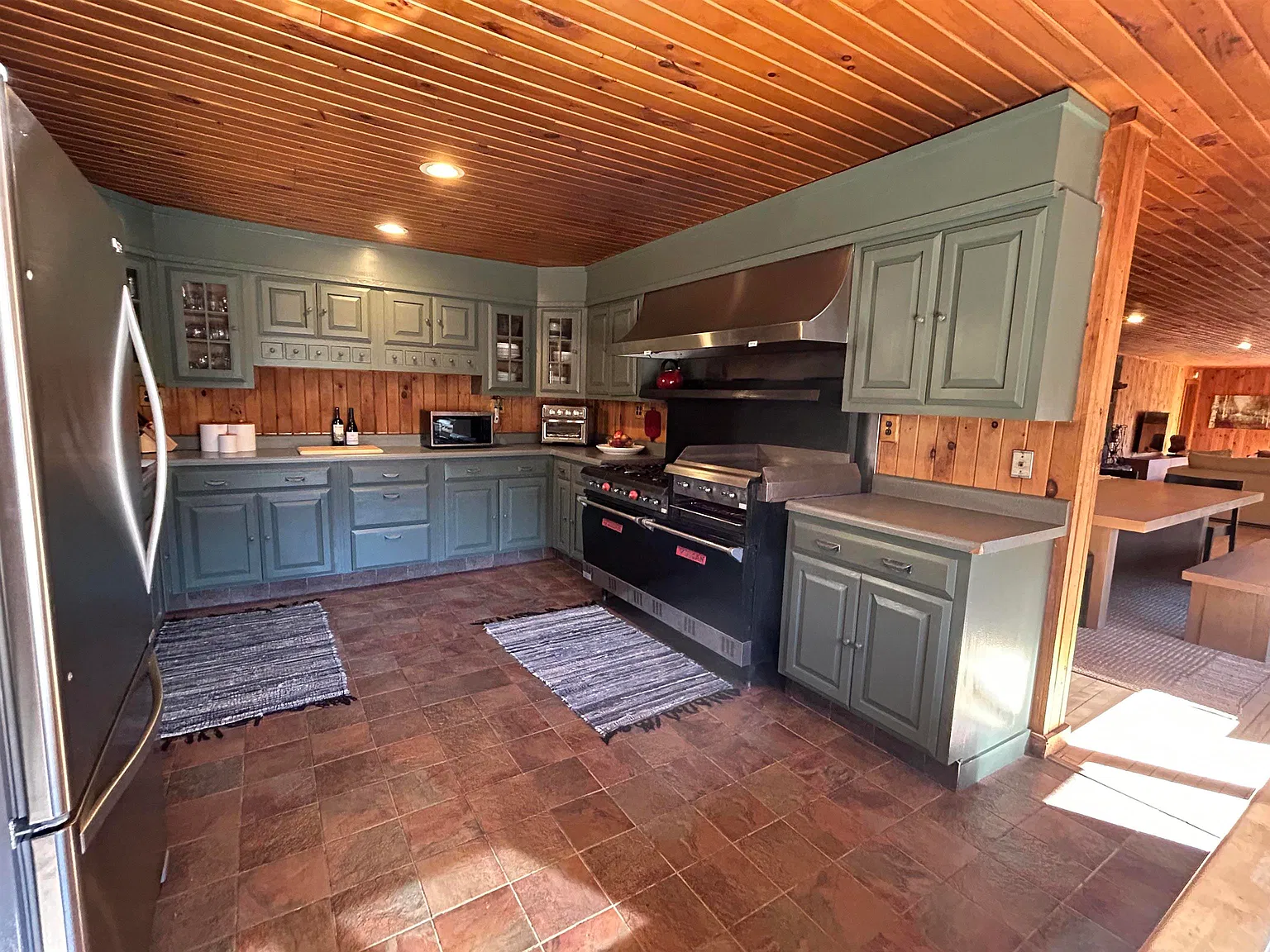 8 bed, 3.5 bath, 4624 sqft, $50,000 — Photo 4