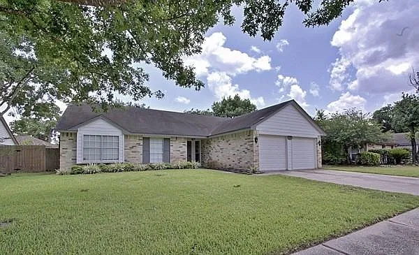 4 bed, 2.0 bath, 1662 sqft, $2,100 — Photo 2