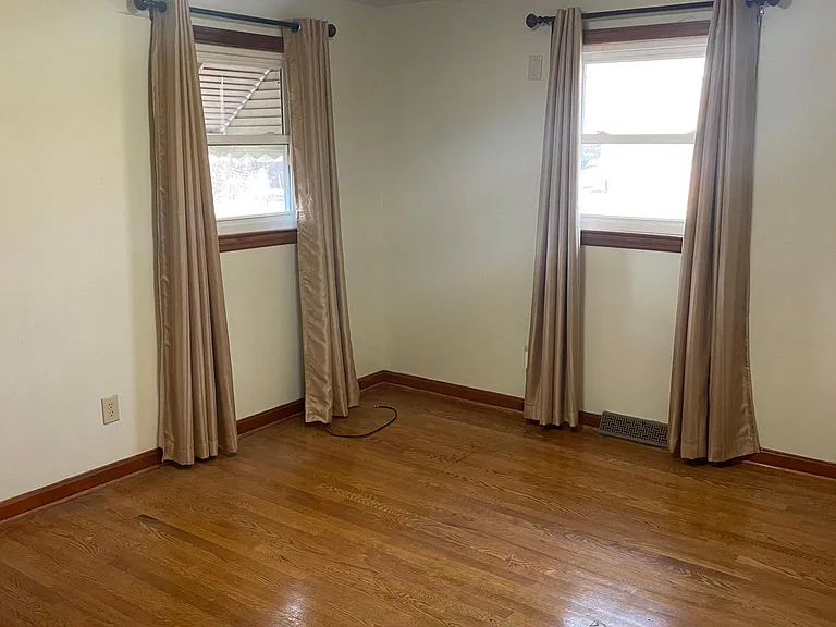 606 Doe St — Photo 11