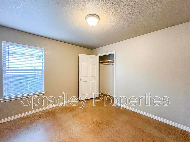 725 Laila Ln — Photo 7