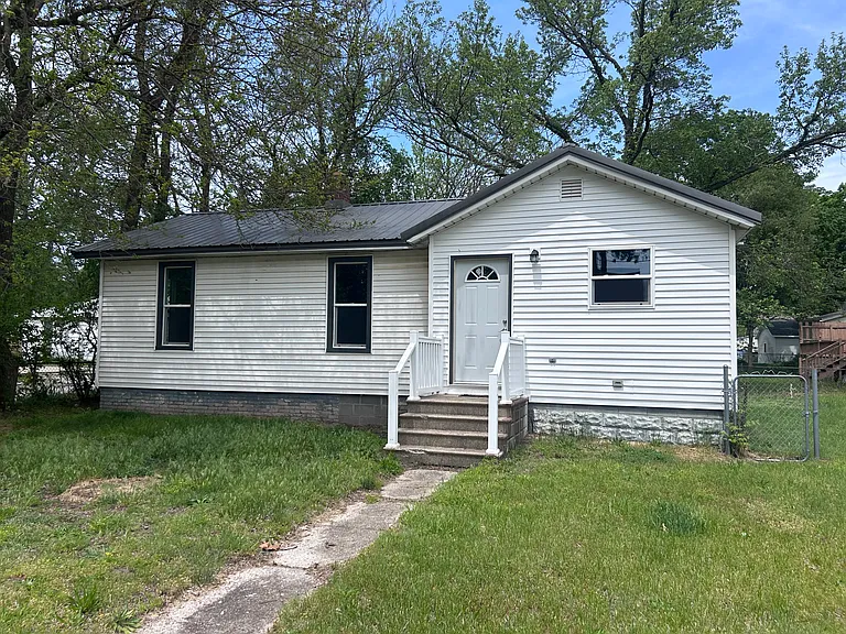 616 Grand St — Photo 1