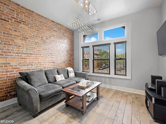 3rd image of 1423 N Ashland Ave APT 201