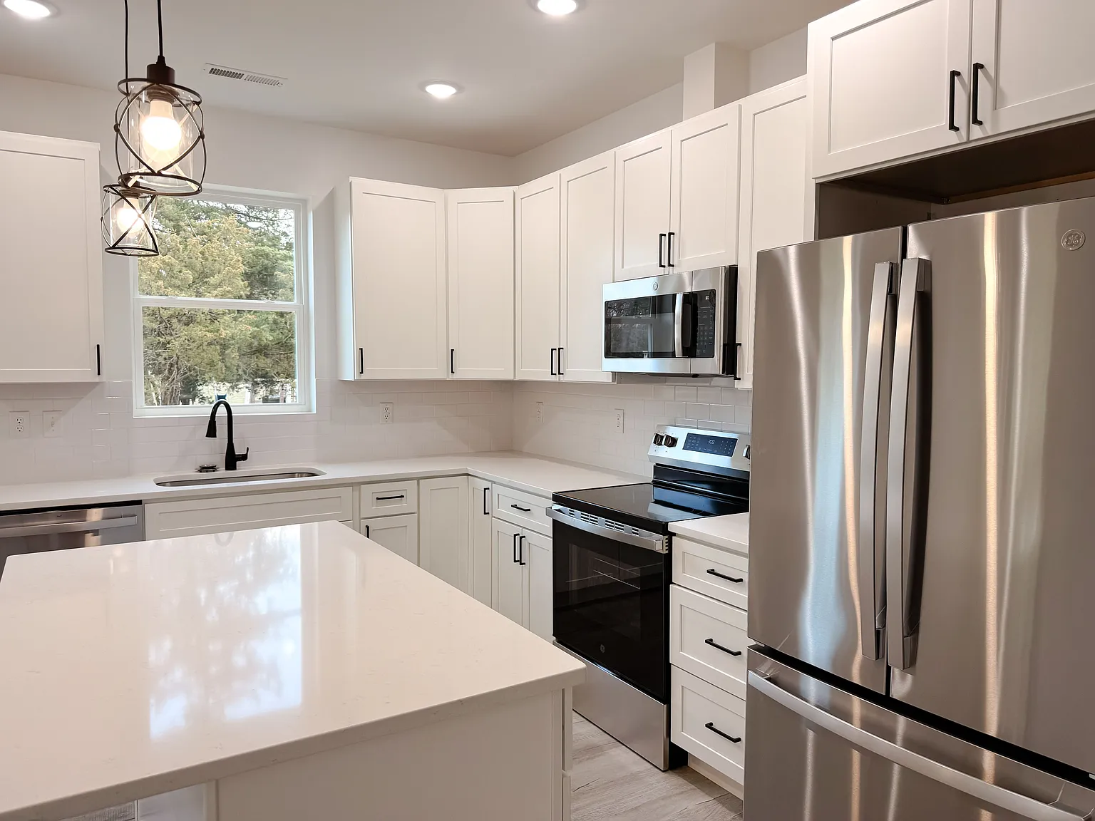 3 bed, 1300 sqft, $1,499 — Photo 3