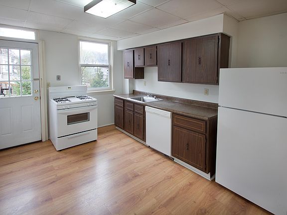 4th image of 201 Center St APT 2