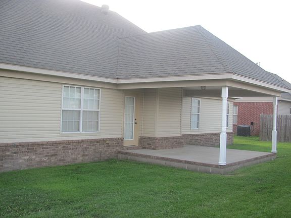 LARGE COVERED PORCH
