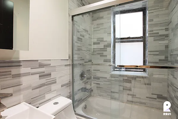 Rented by REZI | media 25