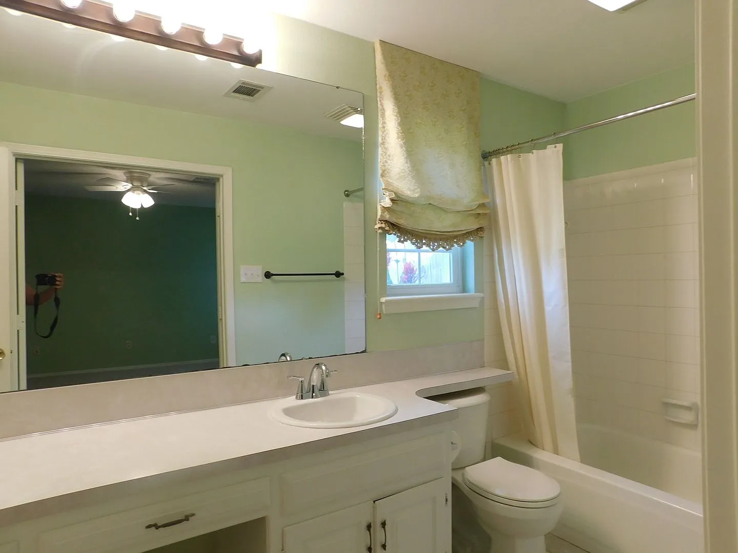 3 Bedroom 2 Bathroom House — Photo 4