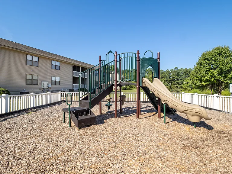 Lakehurst Apartments — Photo 20