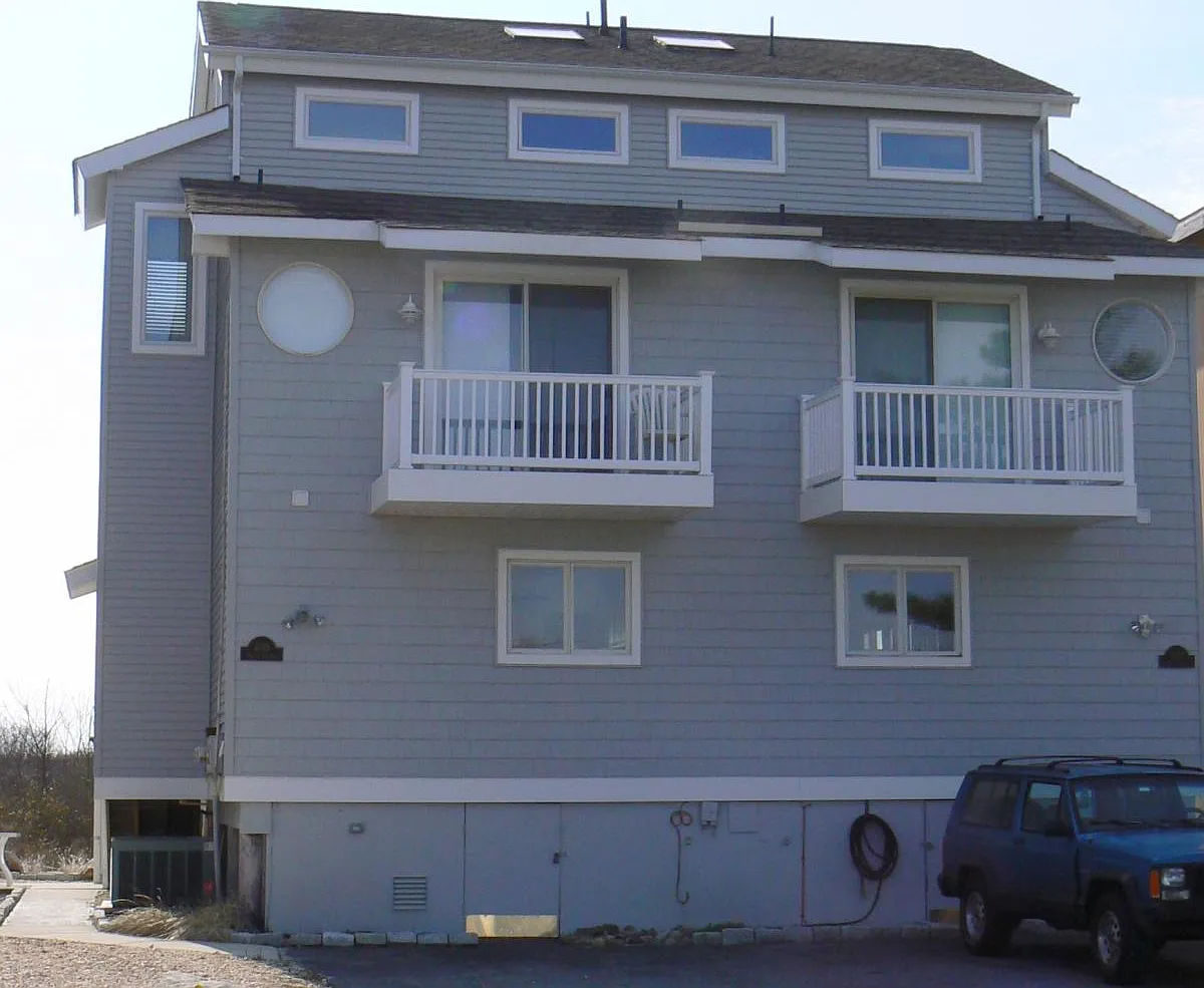 4021 Ocean Ave — Photo 3