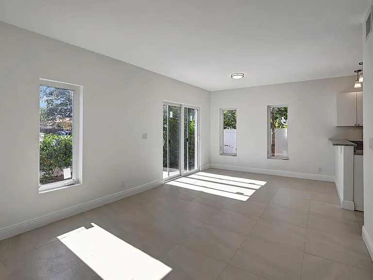 1104 S 20th Ave — Photo 3