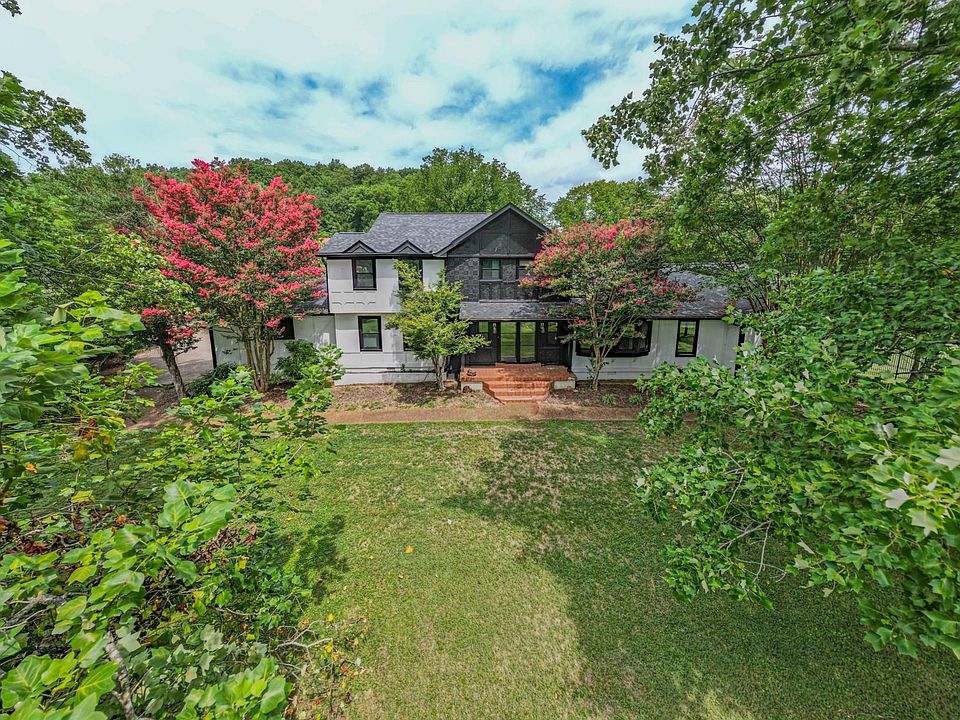 Welcome home to 116 Lakeside Dr!