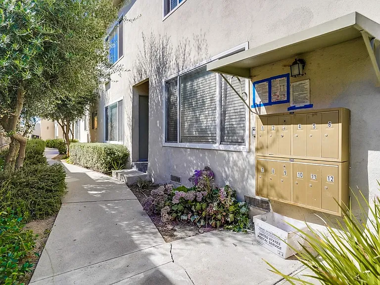 Gated, MidCentury MultiFamily Property near Metro Access and Victoria Park — Photo 5