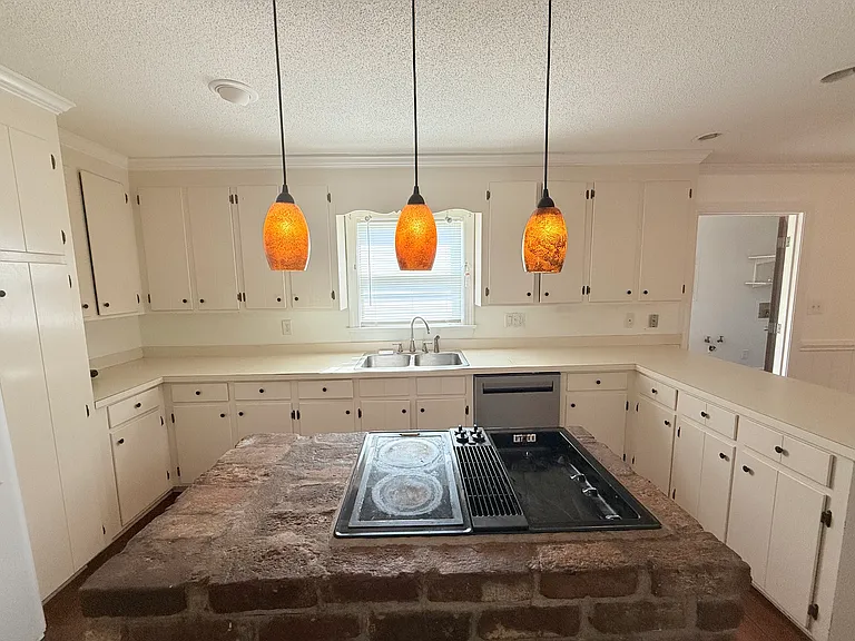 1493 Foxhall Dr — Photo 9