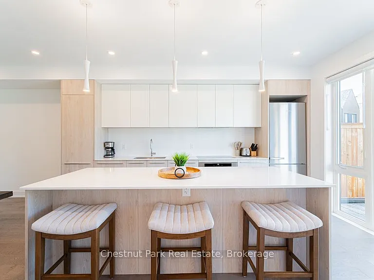 29 Rockmount Cres — Photo 7