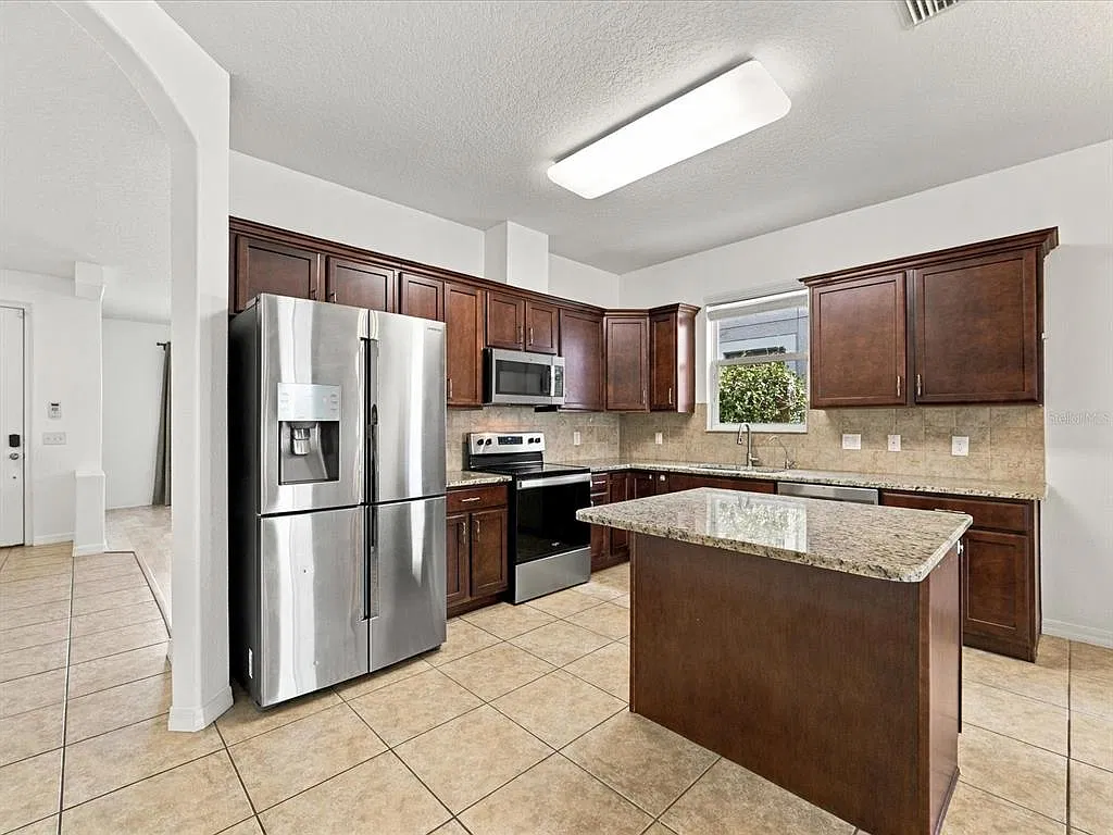 3 bed, 3.0 bath, 2413 sqft, $2,700 — Photo 4