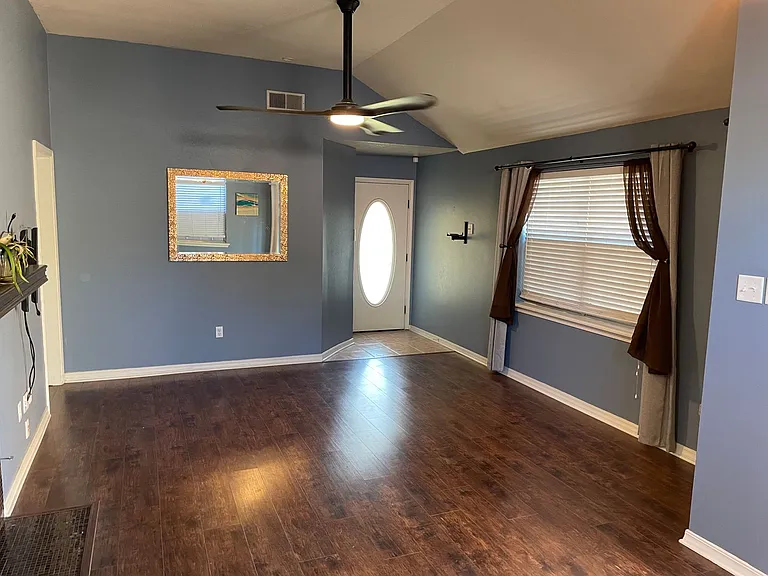 1336 Pecan Sq — Photo 3