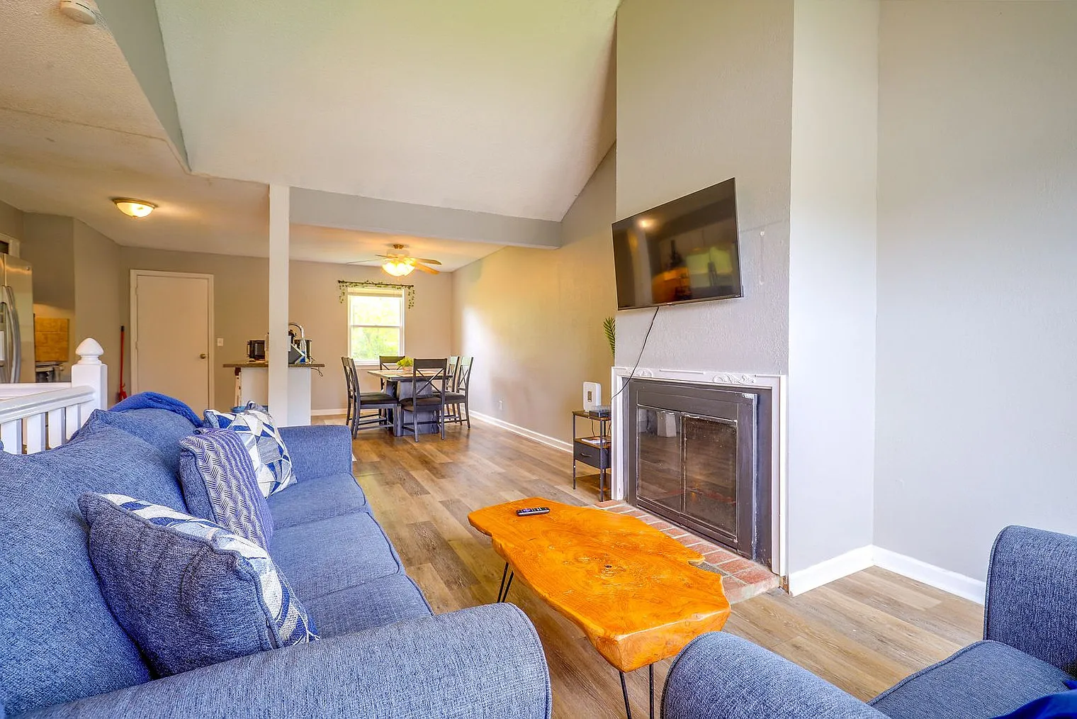 3 bed, 2.0 bath, 2389 sqft, $3,612 — Photo 3