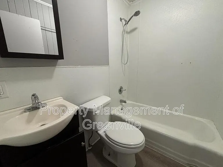 326 Loop St #E — Photo 9