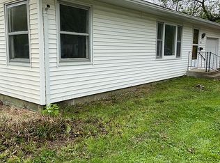 718 N 11th St, Petersburg, IL 62675