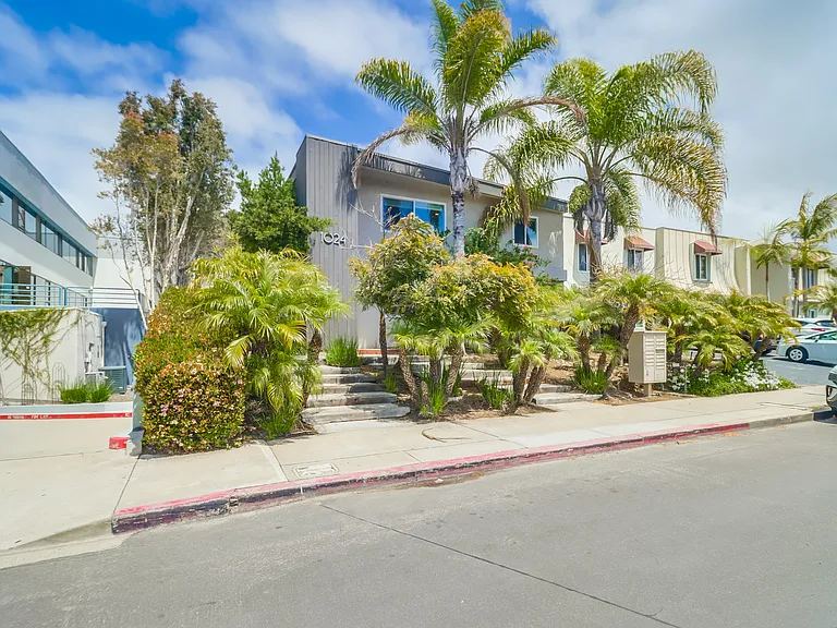 1024 Turquoise St #A — Photo 2