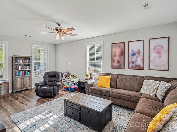 4th image of 201 Garden View Ln
