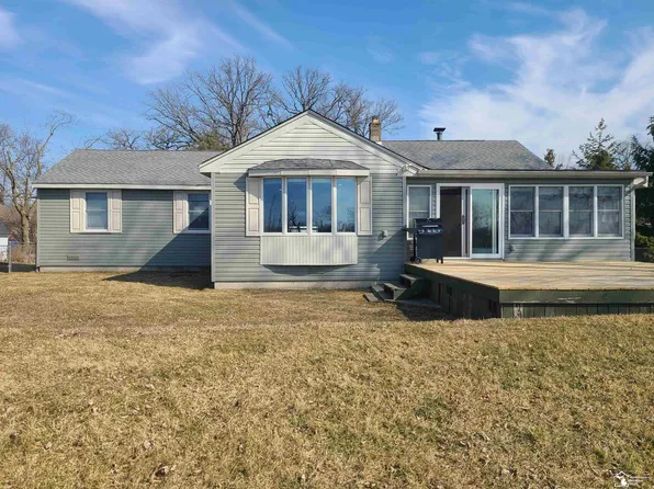 30642 Triangle Dr, Gibraltar, MI 48173