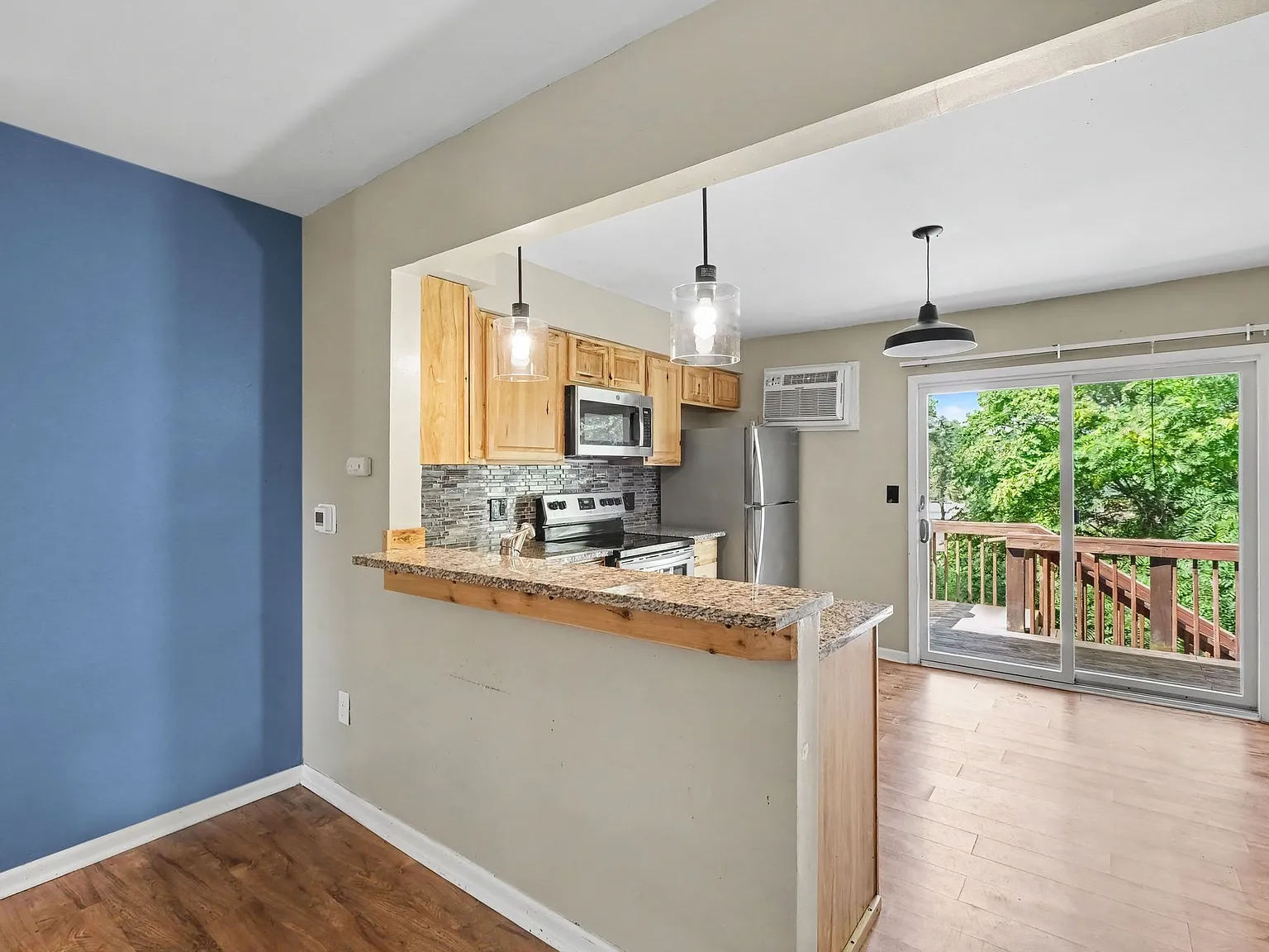 2 bed, 1.5 bath, 950 sqft, $1,195 — Photo 3