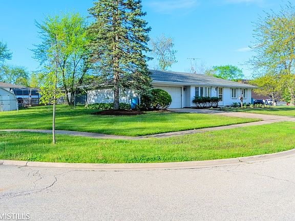 3rd image of 828 Santuit Ct