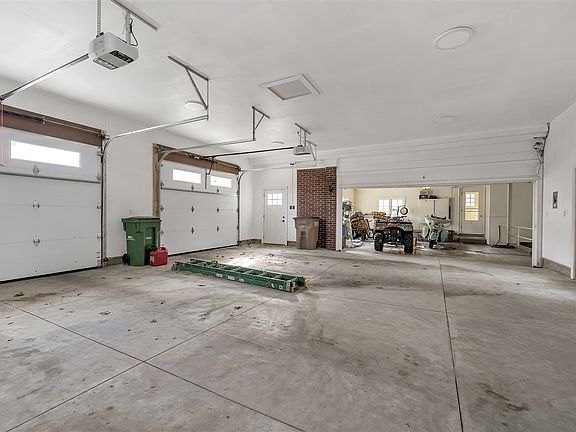 5th image of 900 W Oliver St