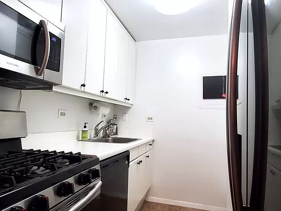 3rd image of 106 Central Park S APT 9B