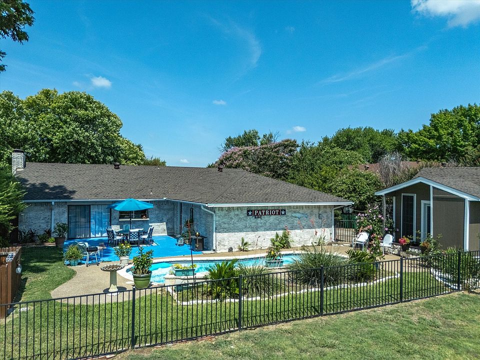 1st image of 410 Gingerbread Ln