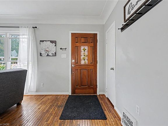 4th image of 20 E 18th St