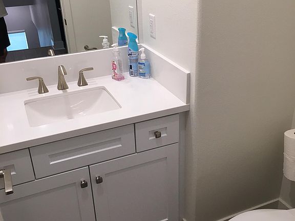 Guest Bathroom (2nd floor)