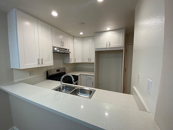 4th image of 615 W Milford St #111