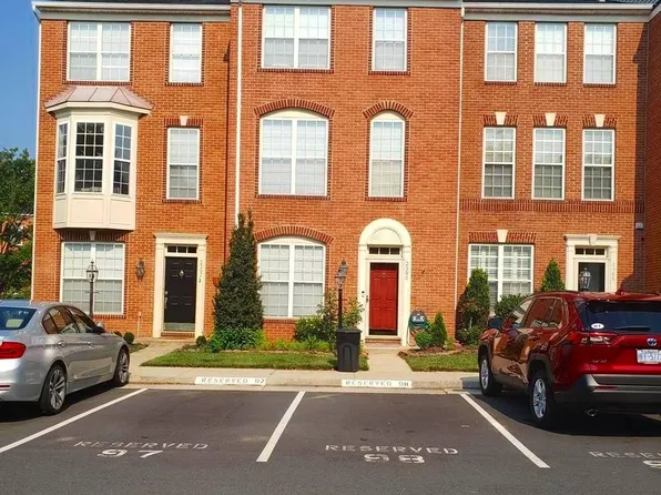 2390 Woodland Pond Ln, Herndon, VA 20171