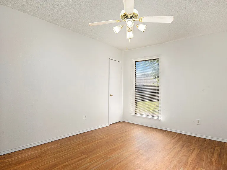 6819 W Cleburne Rd — Photo 15