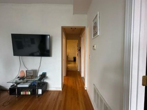 5th image of 1927 W Wellington Ave