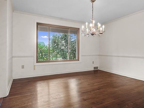 3rd image of 132 Penhurst Dr