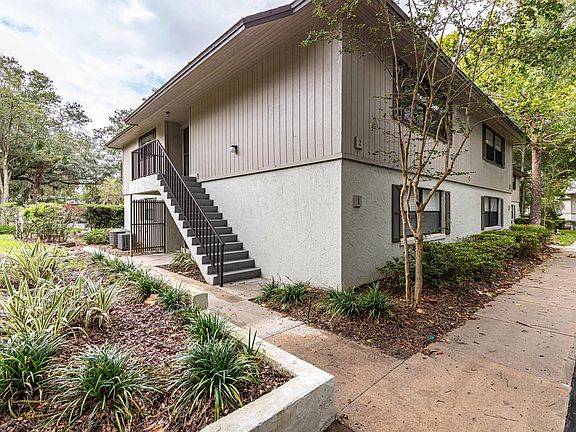 3rd image of 2 Castania Ct