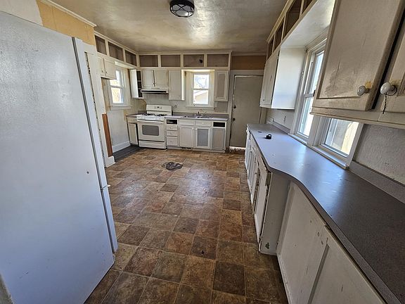 4th image of 915 Van Wie Ave