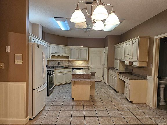 3rd image of 6000 Breckenridge Dr