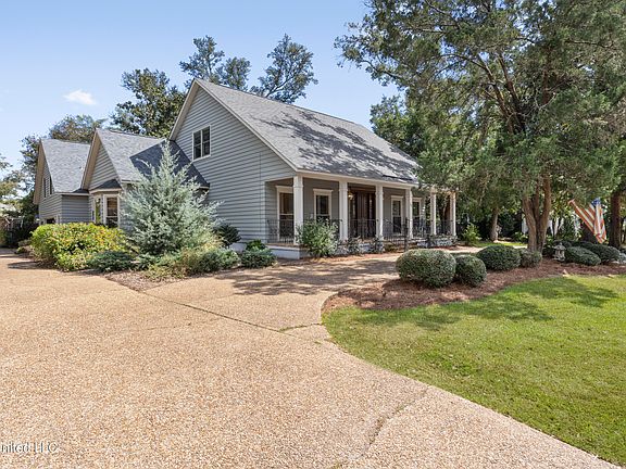 2nd image of 12 Old Oak Ln